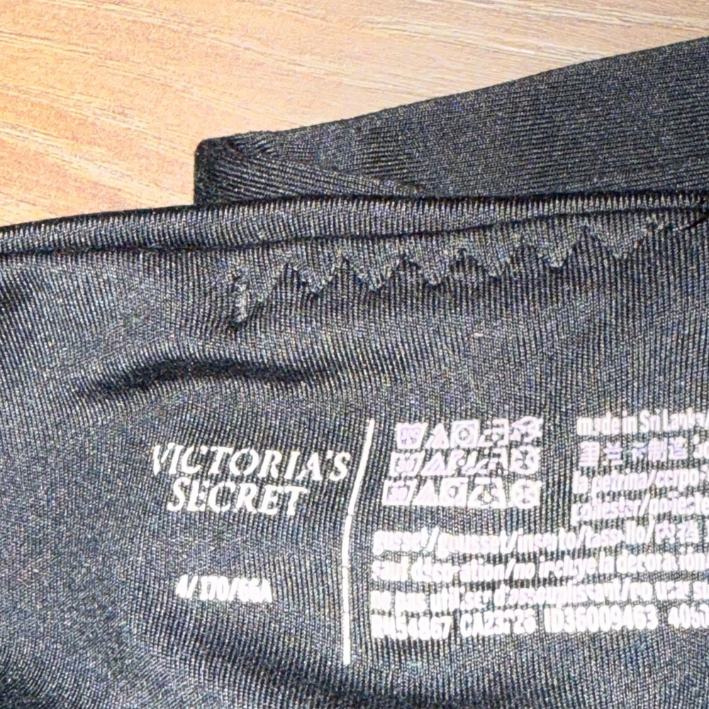 Victoria's Secret Black Activewear Leggings Size 4 Pockets High Rise Gold V Logo - Picture 8 of 8